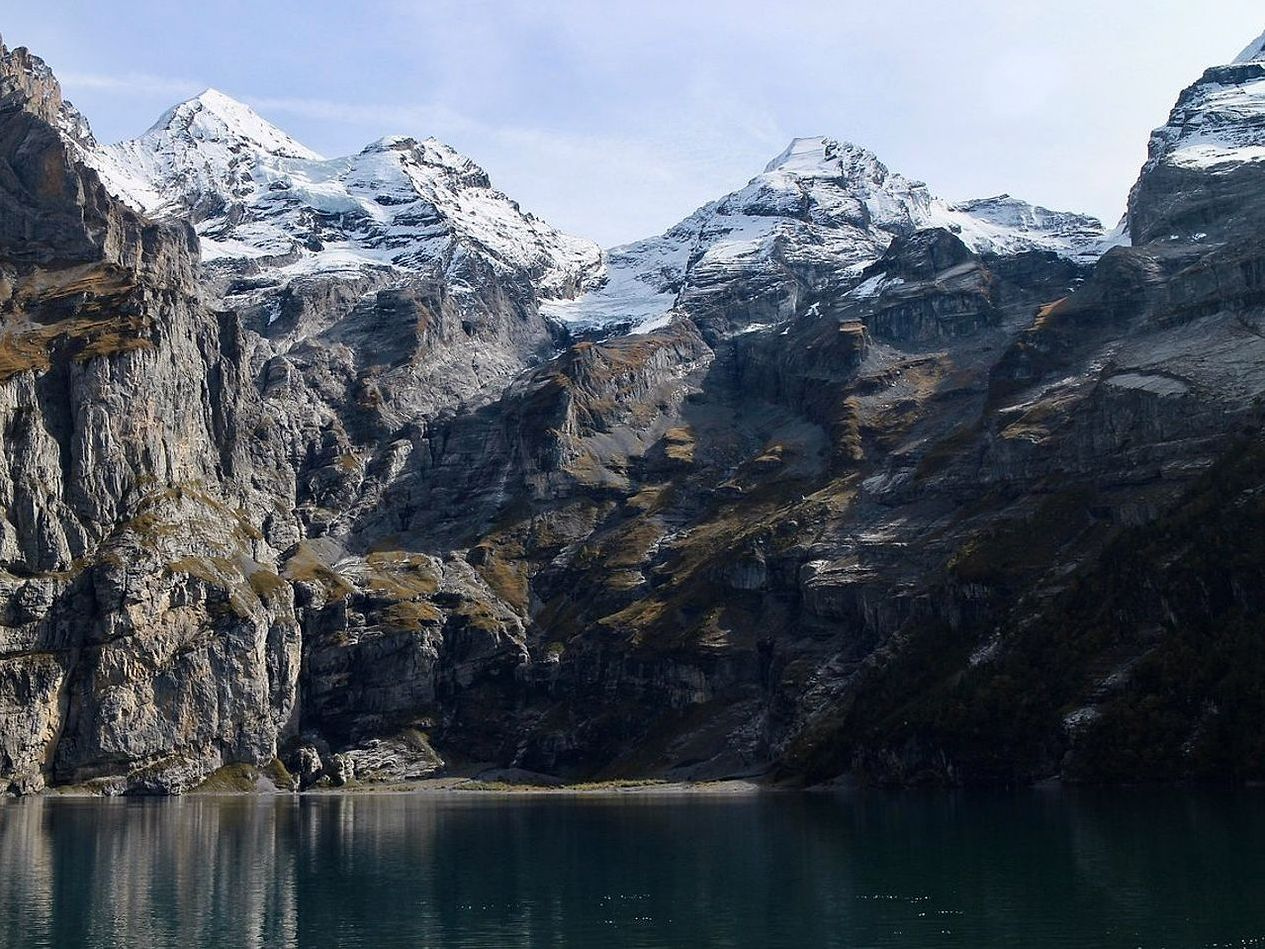 Montagem de rede de pesca no lago